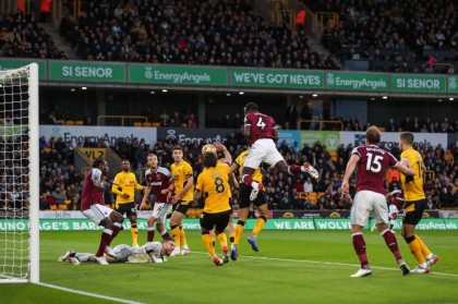  狼队主场击败曼联报上赛季双杀之仇